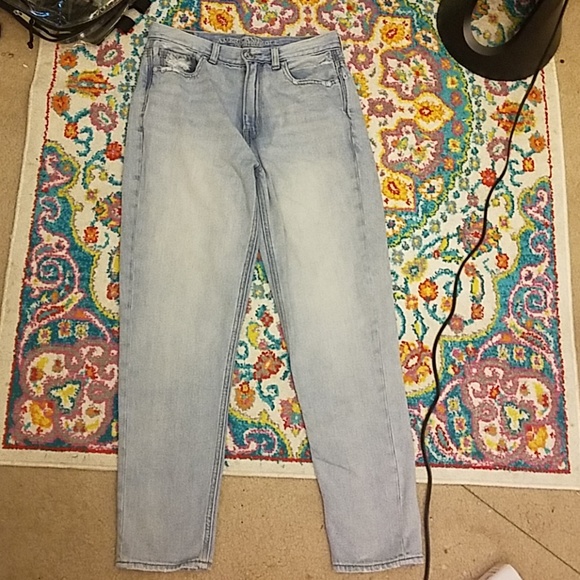 **SOLD** AE mom jeans - Picture 3 of 4